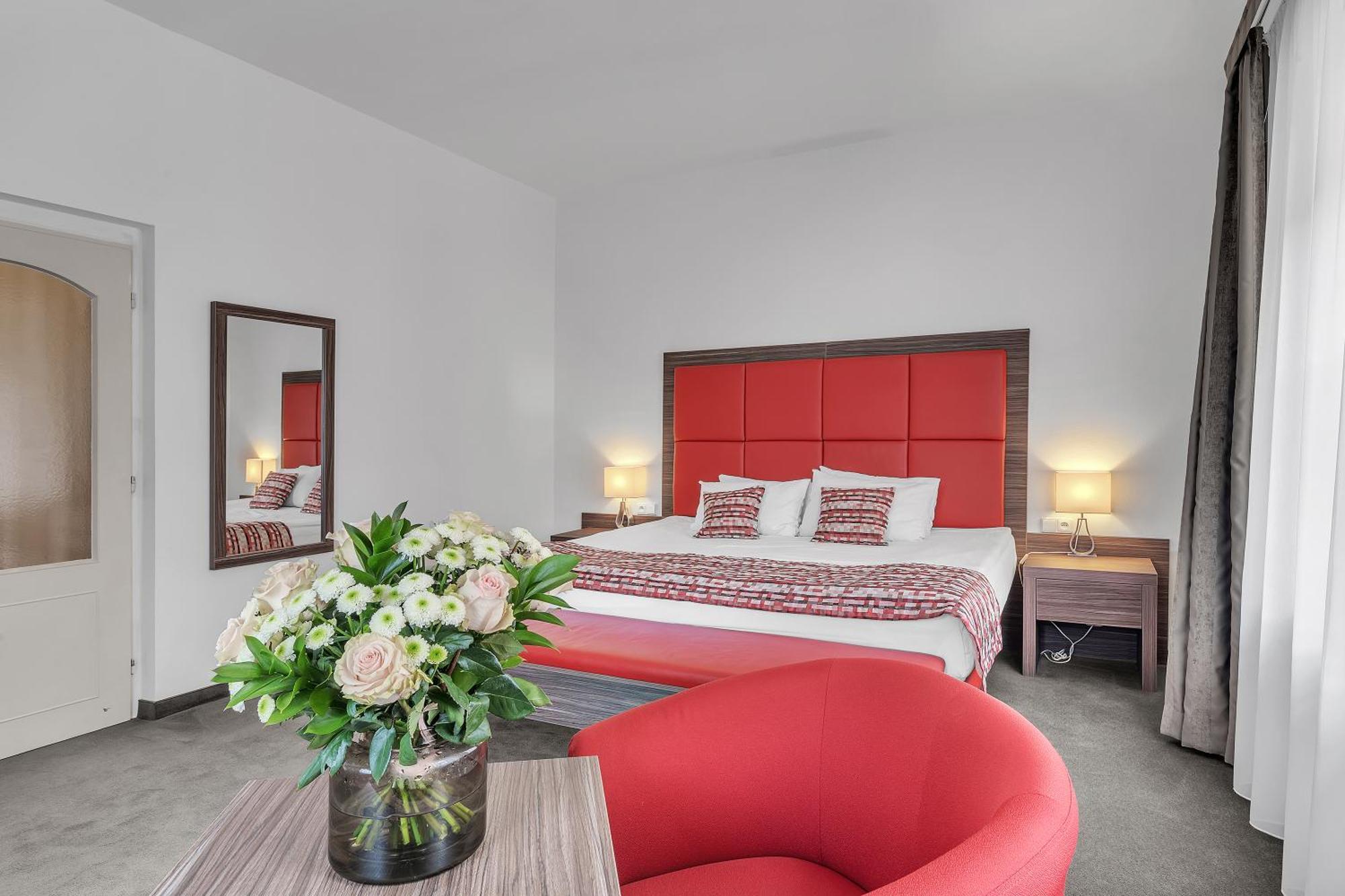 Hotel Nelly Kellys Trutnov Exterior photo